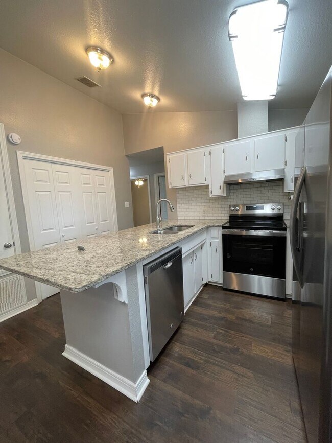 Building Photo - Golden Meadows - 3BD/2BA