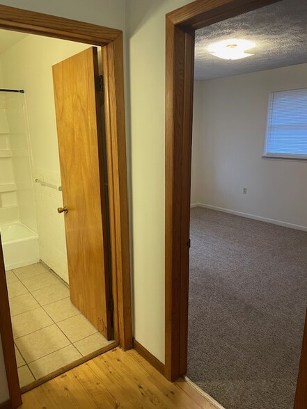 full bath and bedroom - 2914 Fernwood Ave