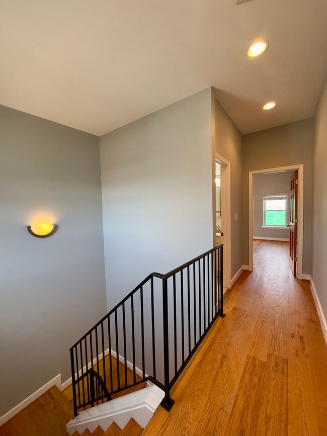 Building Photo - Spacious 3-Bedroom Townhome with Modern Am...