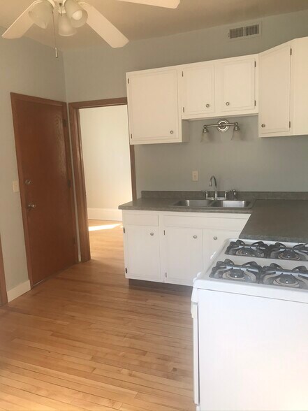 Building Photo - 712 6th St NE