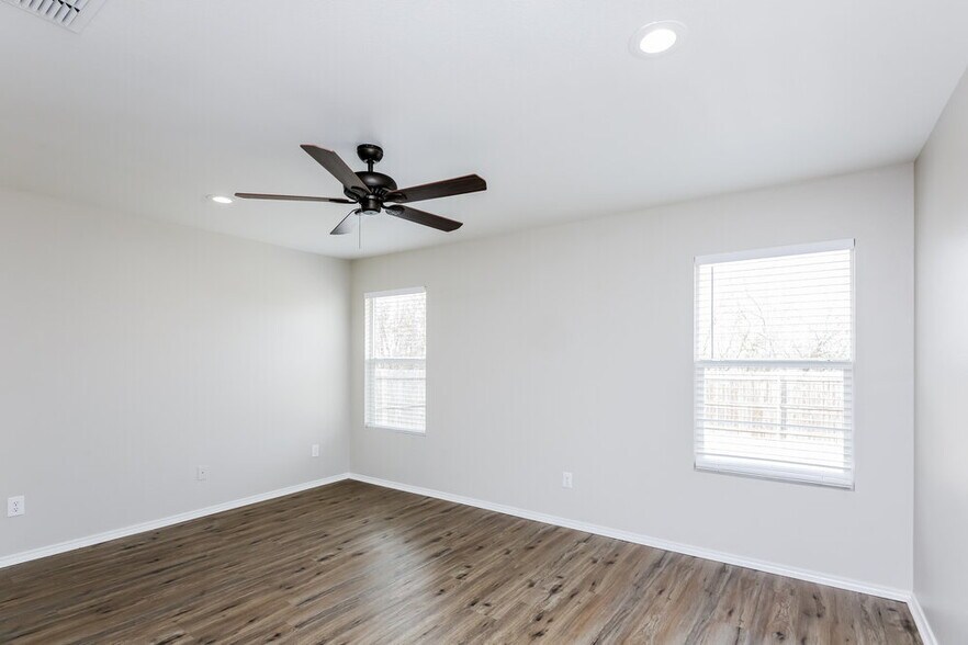 Building Photo - 16737 Woodside Dr