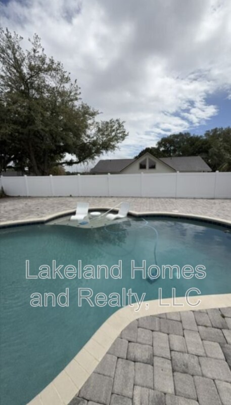 Building Photo - 5608 Lake Fox Cir