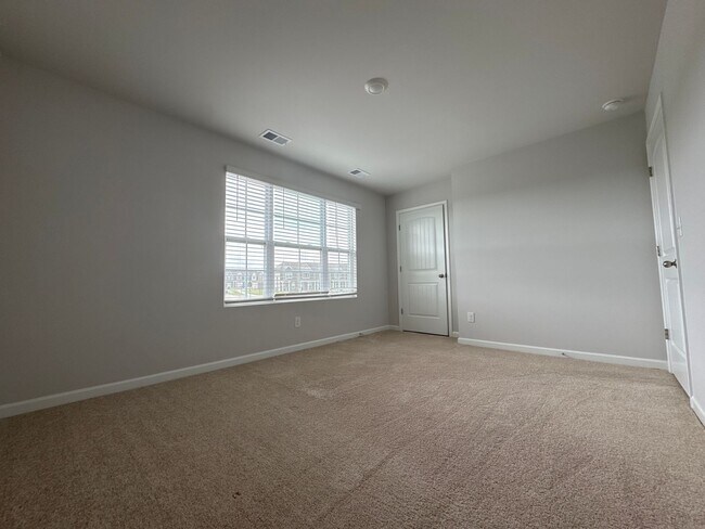 Building Photo - Beautiful 3BR/2.5BA Townhome in a Prime Lo...