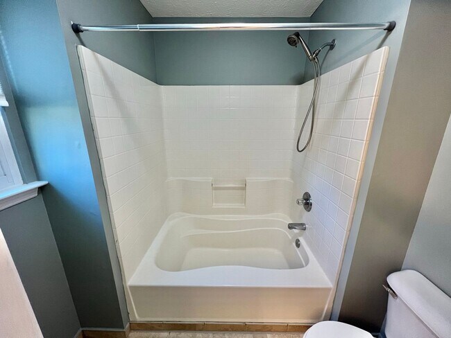 Building Photo - 3 Bed, 2.5 Bath Home w/ 2 Car Garage and Bonus Room