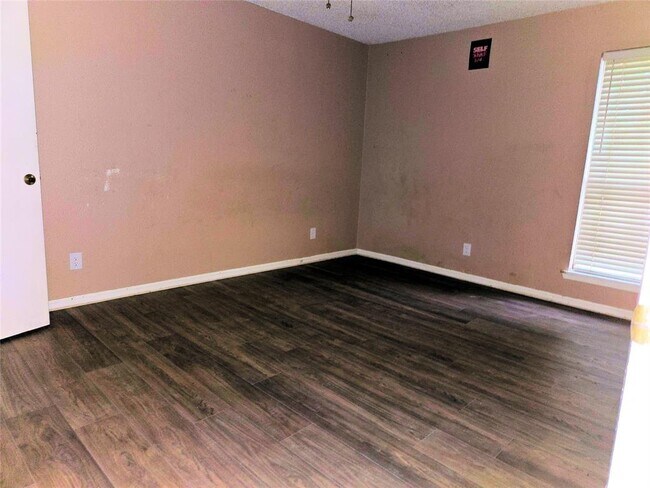 Building Photo - 250 El Dorado Blvd