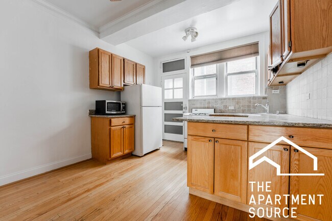 Building Photo - 522 W Surf St