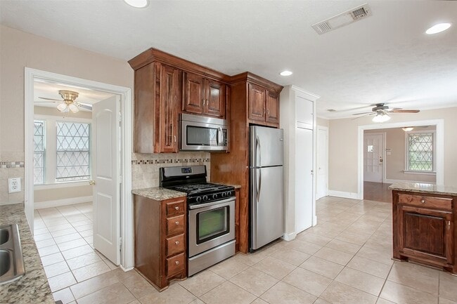 Building Photo - 6922 Lindsley Ave