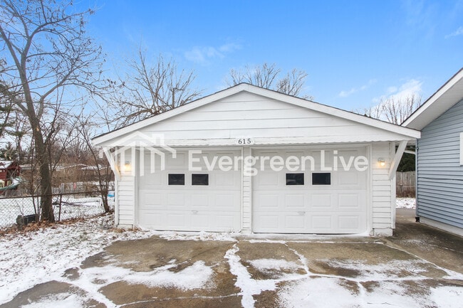 Building Photo - 615 S Green St