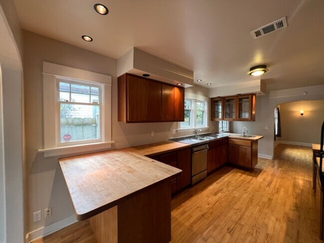 Building Photo - 2520 H St