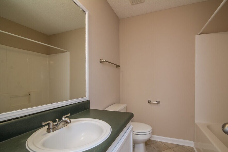 Building Photo - 40 Savoy Park Dr