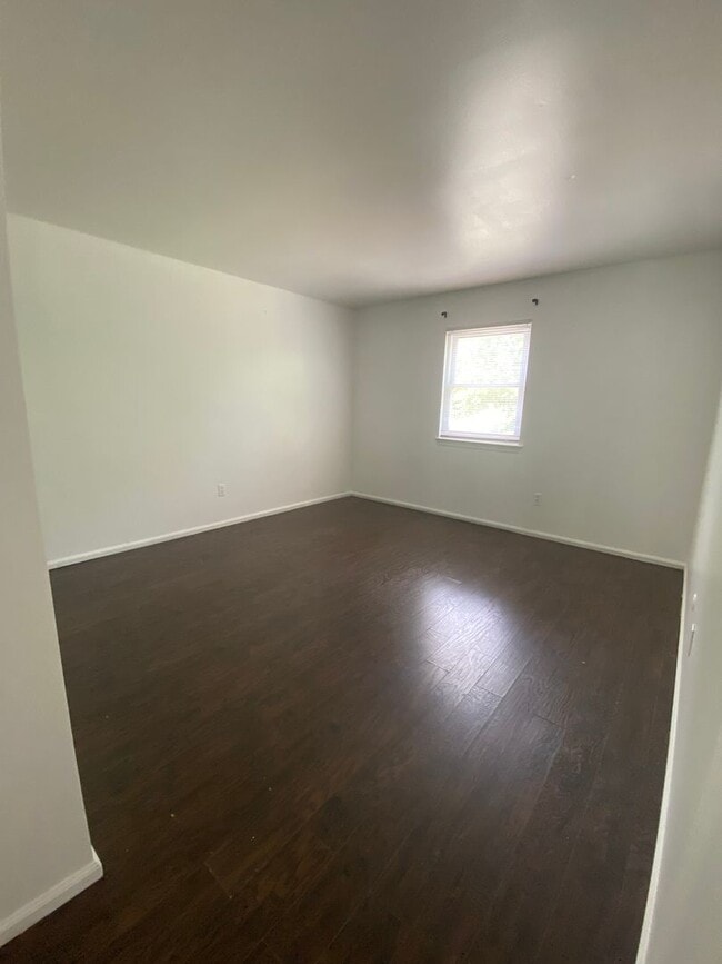 Building Photo - 303 Corinthian Ave