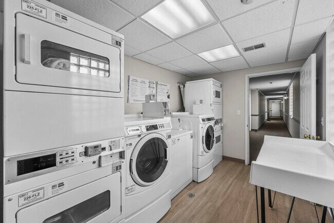 Building Photo - 456 9th St