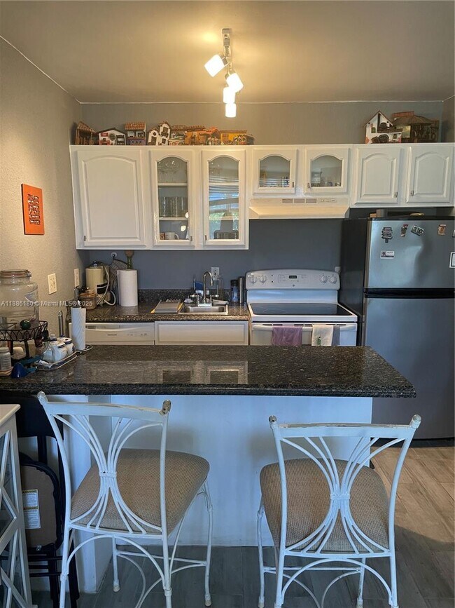 Building Photo - 1936 S Ocean Dr