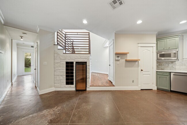 Building Photo - 513 W 22nd St