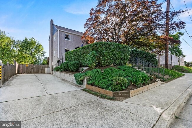 Building Photo - 819 Chillum Rd
