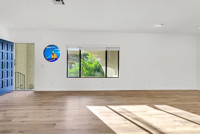 Building Photo - Great 3/2 in Crown Point!  Across from the street from bay access and available immediately!