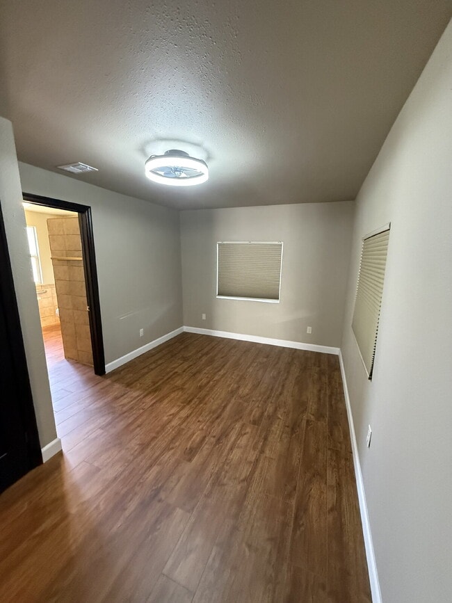 Building Photo - "Charming 2-Bed Oasis in Westminster – Cozy Living"