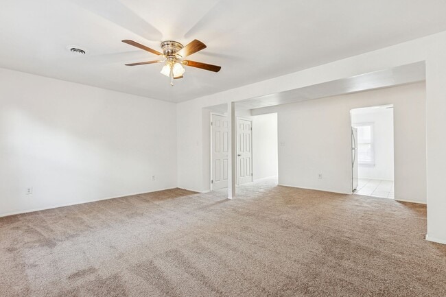 Building Photo - Cute townhome in Cavalier Manor!