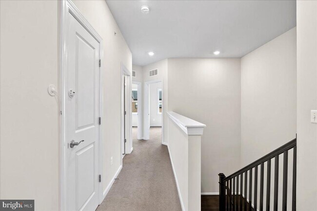 Building Photo - 45121 Kincora Dr