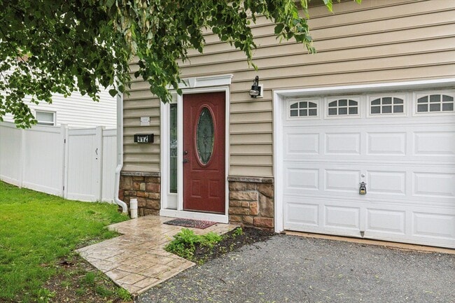 Building Photo - 3B/4B Townhome in Phoenixville!