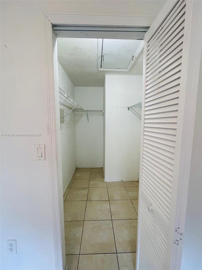 Building Photo - 940 NE 34th Ave