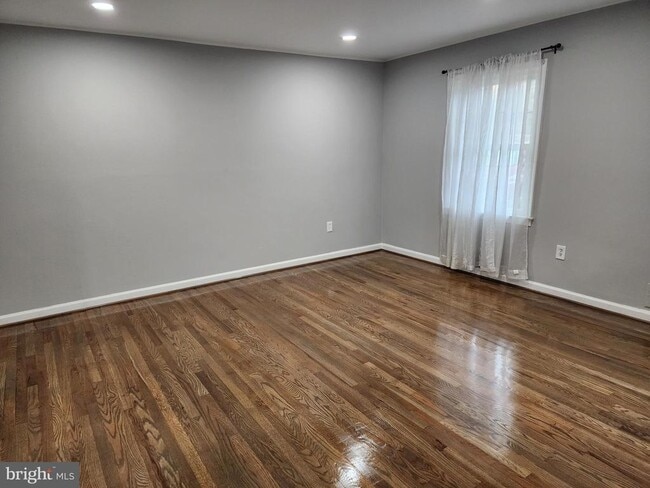 Building Photo - 14477 Village Dr