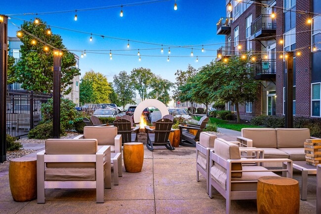 Building Photo - Penn Circle