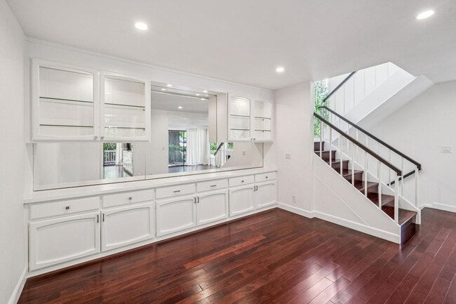 Building Photo - Luxury 3-Level Townhome in Highly Desirable Sharon Heights Neighborhood