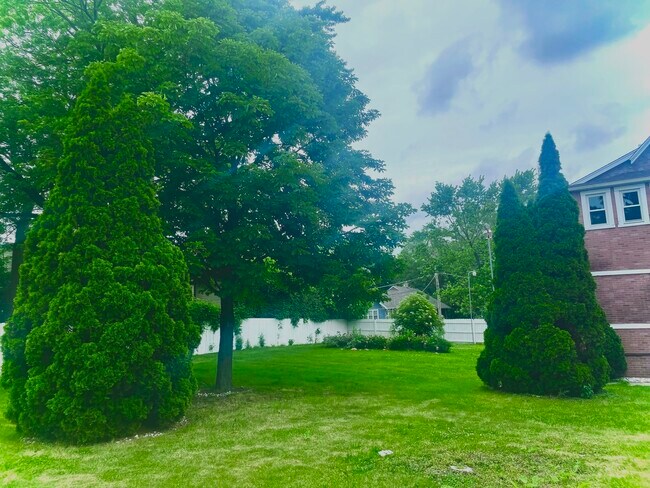 Building Photo - 72 E 136th St