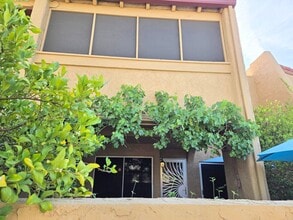 Building Photo - Beautiful two story, 3 bed, 1 full bath, 2...
