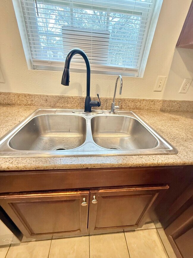 Building Photo - **4bed near MIL base- GRANITE/STAINLESS STEEL Appliances~ Roomates welcome!