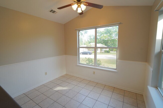 Building Photo - 3 Bed / 2 Bath with Large Yard/Garage in Bucklake area!