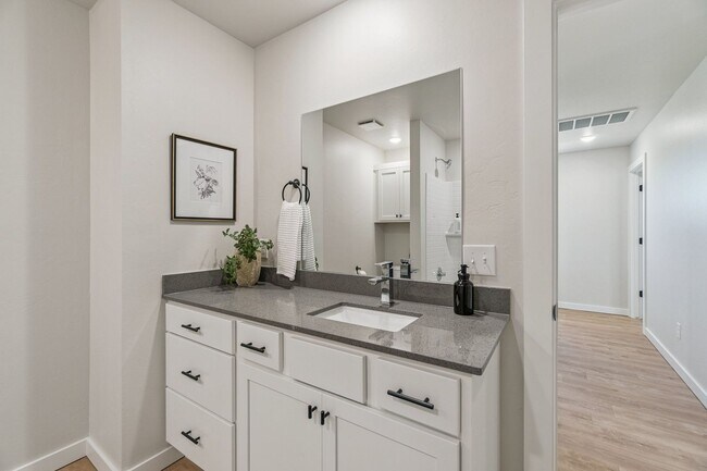 Building Photo - **New tenant incentive! Receive ($1200 CREDIT) applied to 2nd month's rent! Don’t miss your chanc...