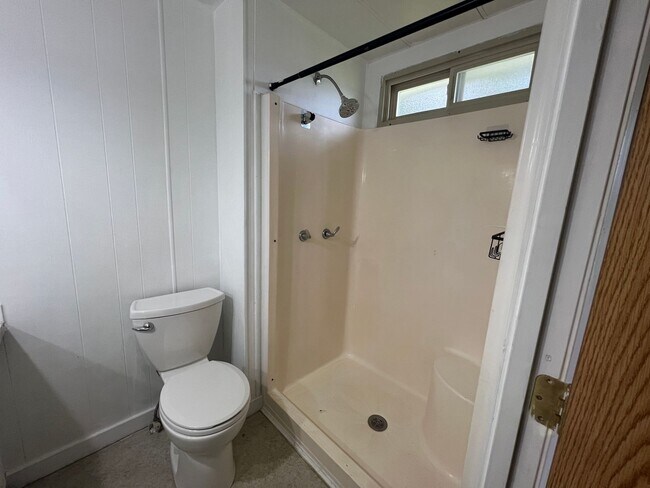 Building Photo - Quiet 2 bedroom home