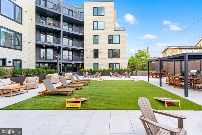 Building Photo - 701 N Henry St