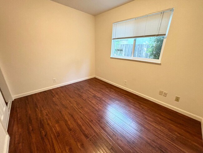 Building Photo - Lovely Cul-de-Sac Home in Davis – Close to Parks & Amenities