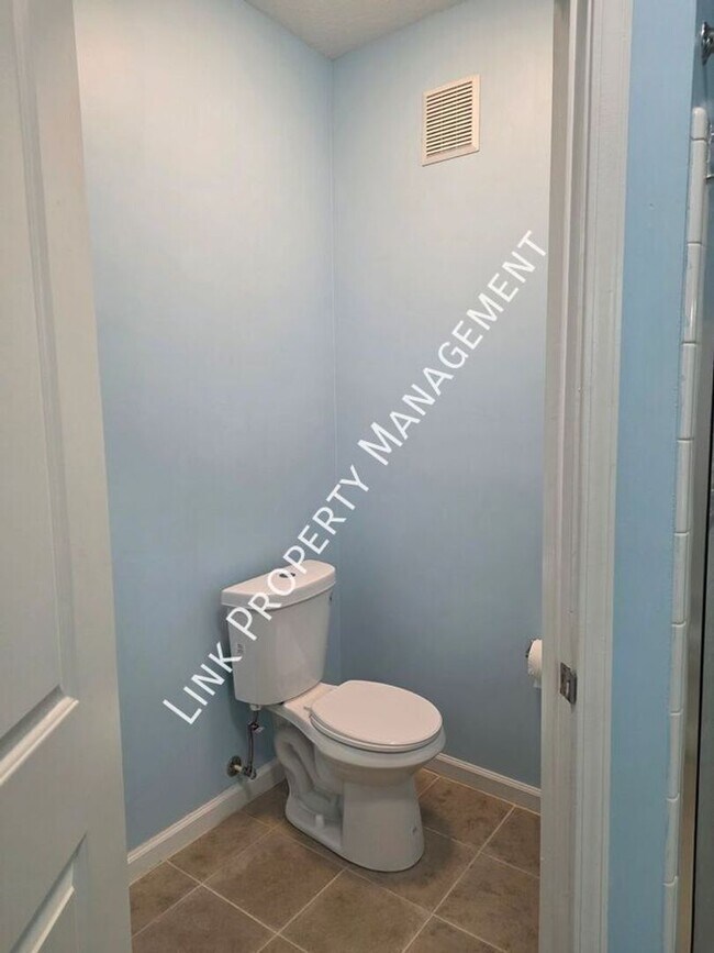 Building Photo - Beautiful One-Level Downstairs Condo in Prime Hamilton Place Location