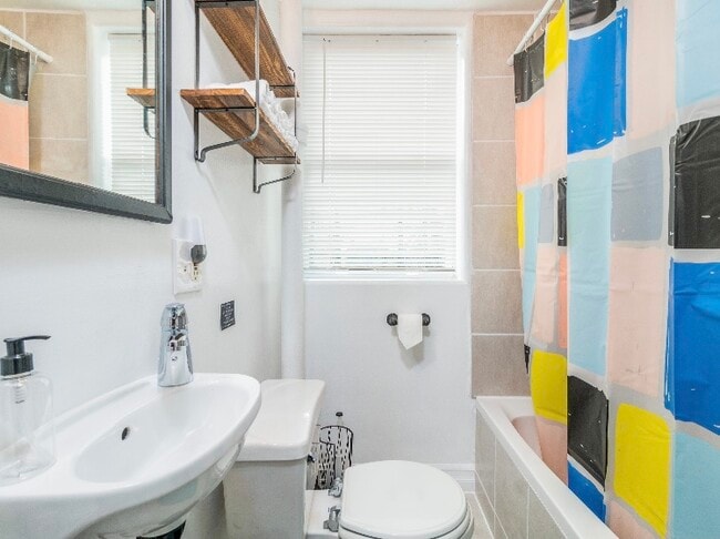 Building Photo - 216 Lexington Ave