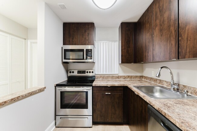 Building Photo - 650 SW 2nd Ave