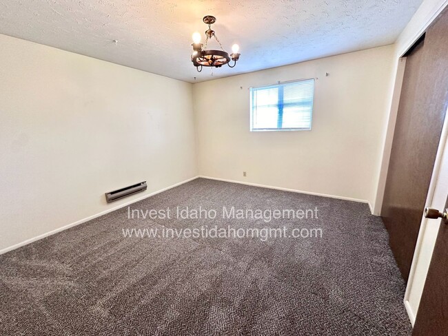 Building Photo - 2518 W Orchard Ave