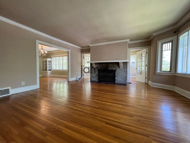 Building Photo - 3232 Clarendon Rd