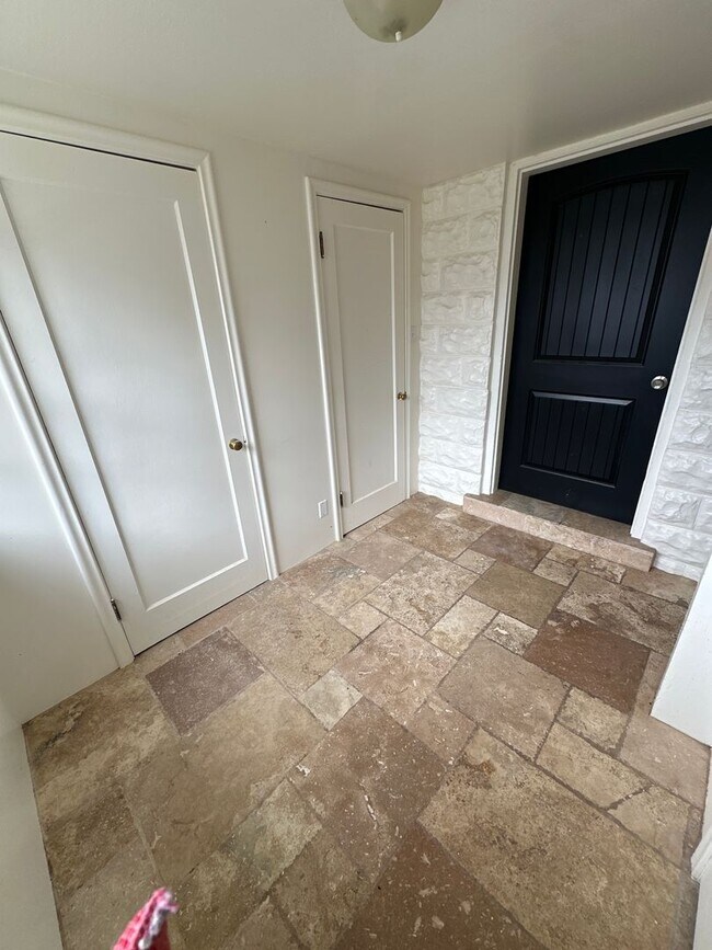 Building Photo - Charming basement apartment