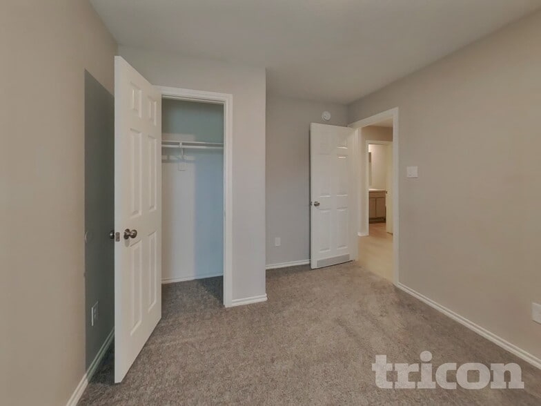 Building Photo - 11151 N Lake Mist Ln