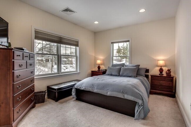 Building Photo - 142 Bigelow St