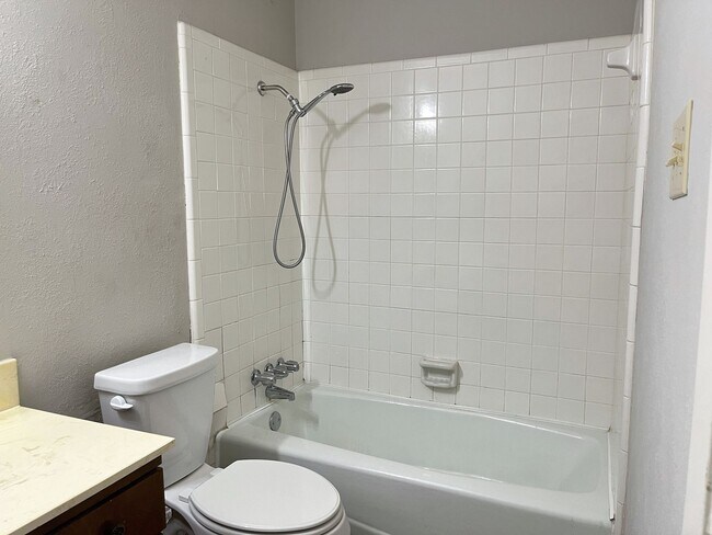 Building Photo - Convenient location close to shopping and Hwy 6!