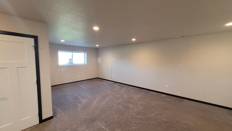 Building Photo - 541 Mace Dr