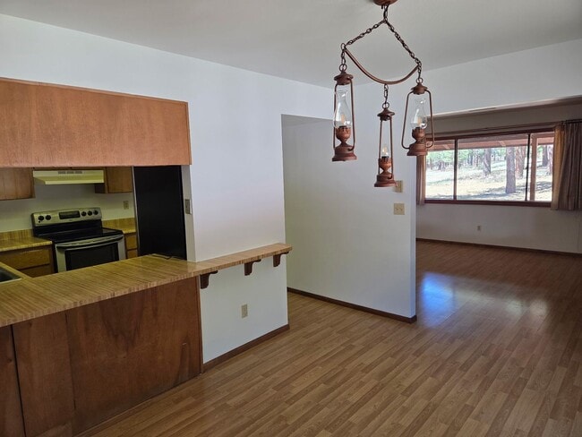 Building Photo - **LEASE PENDING Idyllic Ranch style Home O...