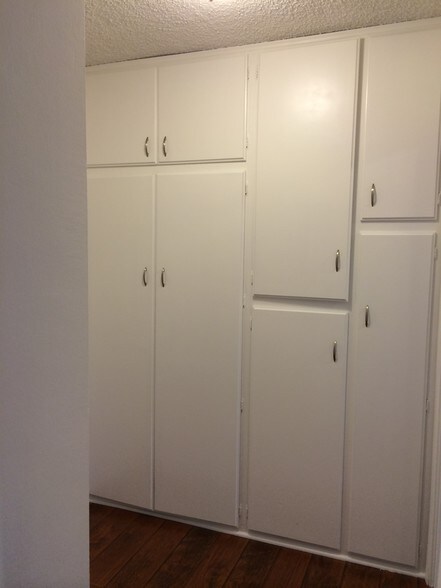 Building Photo - 13855 Burbank Blvd