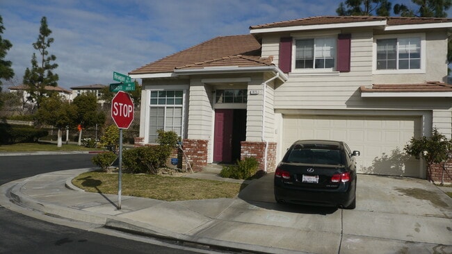 Building Photo - Stunning 3 Bed 3 Bath Duplex in Placentia with Open Floor Plan and Vaulted Ceilings.