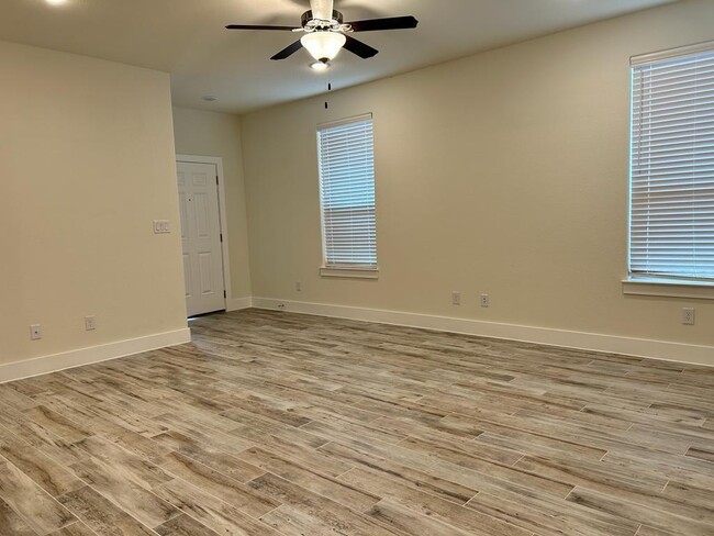 Building Photo - 420 Parkline Dr